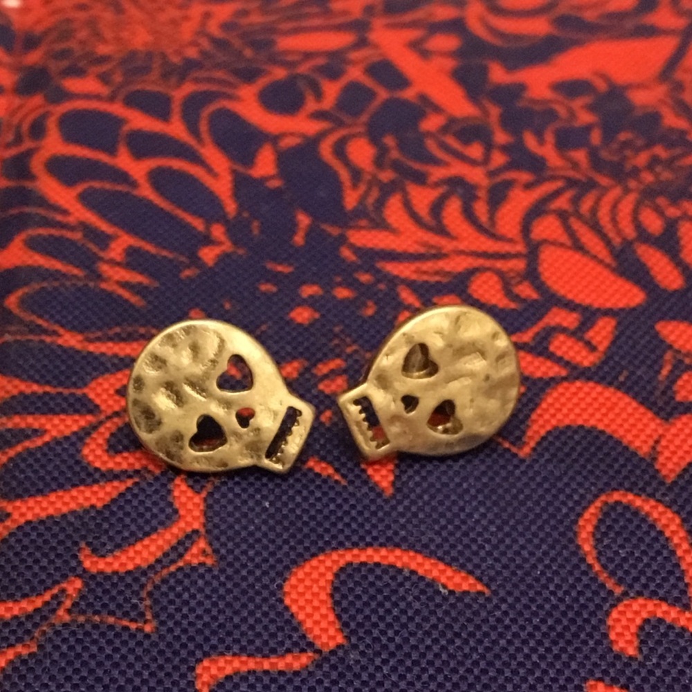 Heart-eye skull earrings. Gold tone studs.